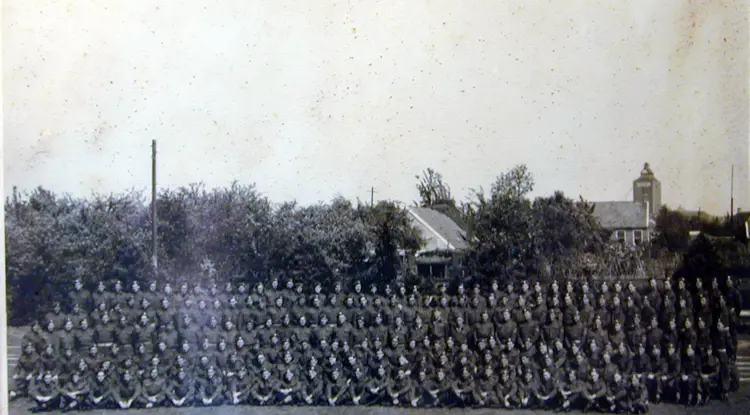 Image of many soldiers posed in uniform