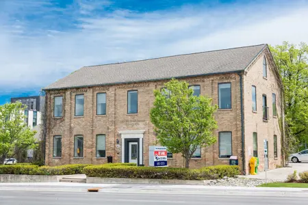 83 Erb St W Sole And Remax 36