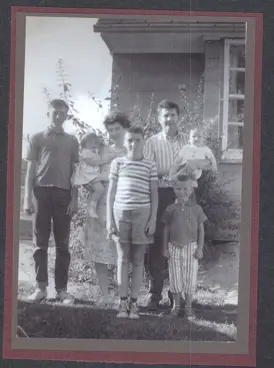 Image of parents with five children